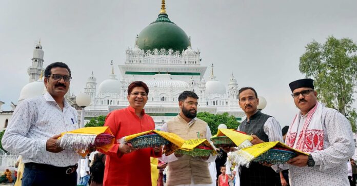 देवा शरीफ की दरगाह पर पत्रकारों और समाजसेवियों ने पेश की अकीदत की चादर, प्रदेश की खुशहाली और अमन- शांति के लिए की गई दुवा