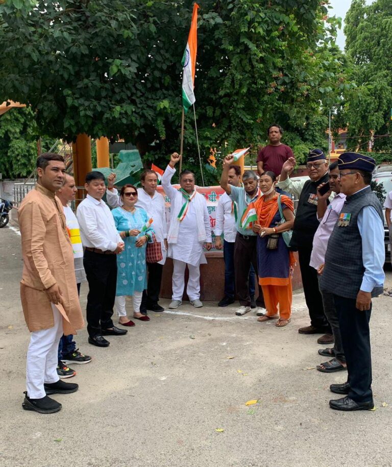 गोर्खा समुदाय के संगठन भारतीय गोर्खा सेवा समाज उत्तर प्रदेश के अध्यक्ष वेद बहादुर थापा ने आज़ादी के अमृत महोत्सव के अवसर राष्ट्रीय ध्वज ‘तिरंगा’ फहराया