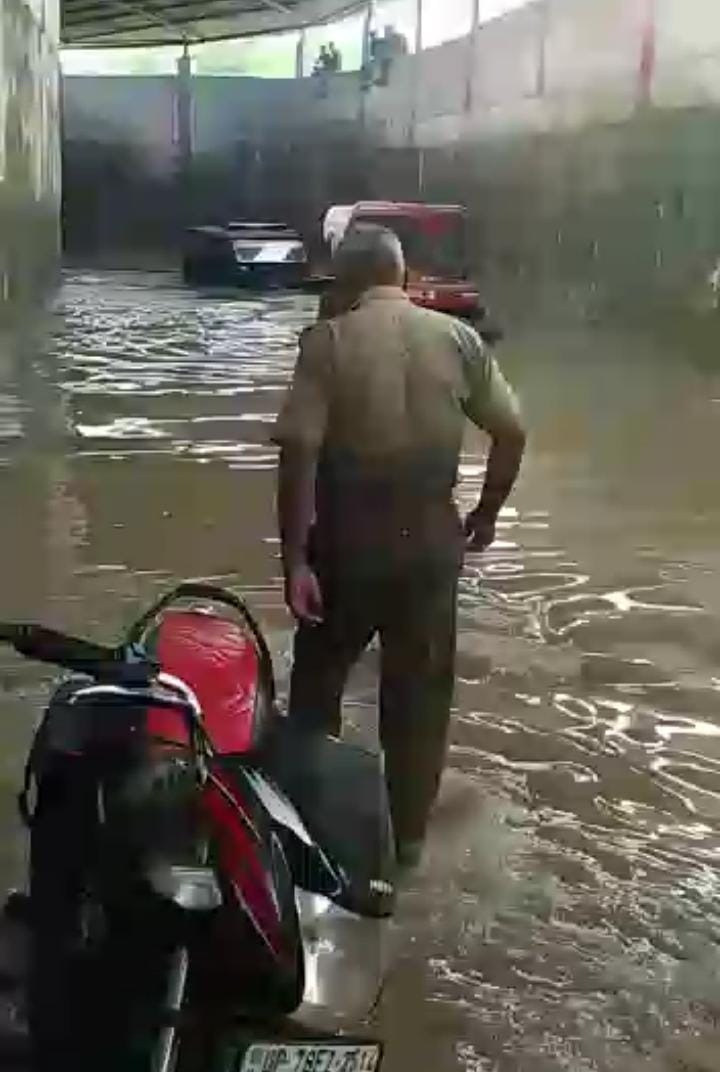 रेलवे अंडर ब्रिज में अधिक जलभराव से आमजमानस को करना पड़ा खासी मुसीबतों का सामना