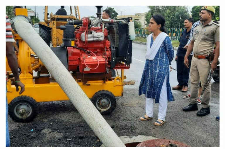 कैंट स्थित दिलकुशा में दीवार गिरने की सूचना मिलते ही तुरंत मंडलायुक्त मौके पर पहुंच कर लिया घटना स्थल का जायजा