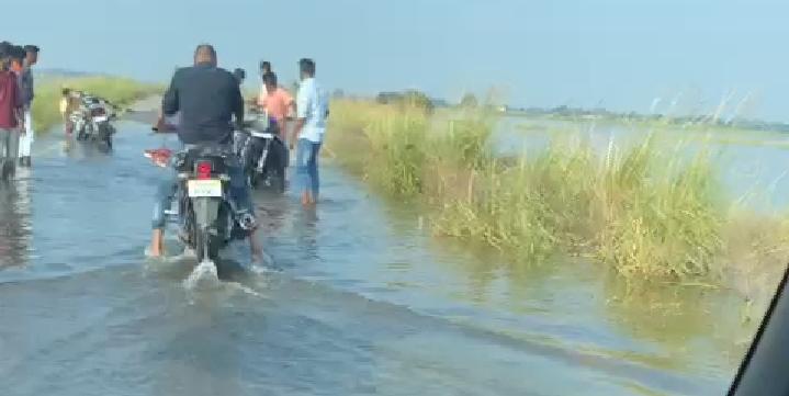 तिलौरा पीपीगंज मार्ग पर चढ़ा बाढ़ का पानी