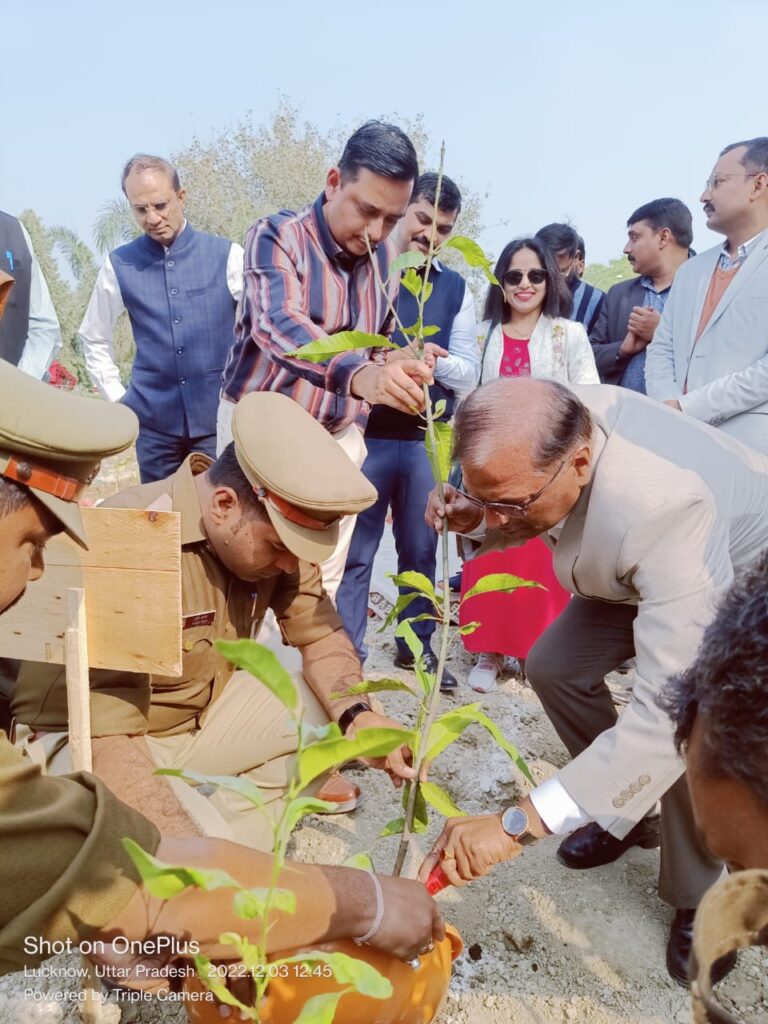 बाबा साहब भीमराव अंबेडकर केंद्रीय विश्वविद्यालय में मियावाकी की विधि से पोधरोपण के साथ एक संगोष्ठी का आयोजन किया