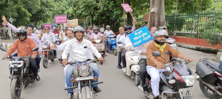 उ0प्र0 माध्यमिक शिक्षक संघ द्वारा मुख्यमंत्री जी को 16 सूत्रीय मांगों का सम्बोधित का ज्ञापन