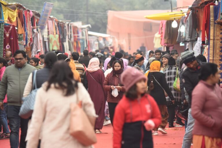 यूपी महोत्सव में आज वीकेंड पर उमड़ी भारी भीड़। झूले सहित खाने पीने के सभी स्टालों पर उमड़ा हुजूम। लोगों ने जमकर की खरीदारी।